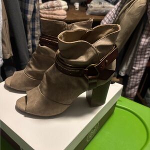 SO ankle boots SZ 8 in great condition, with box